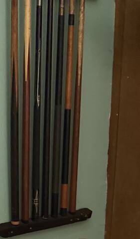 Pool cue wall rack